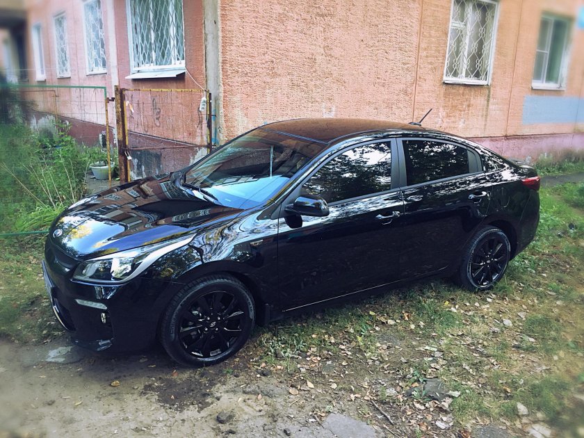 Киа Рио 4 черная на 18 дисках