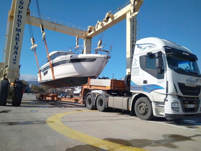 Яхта на трале