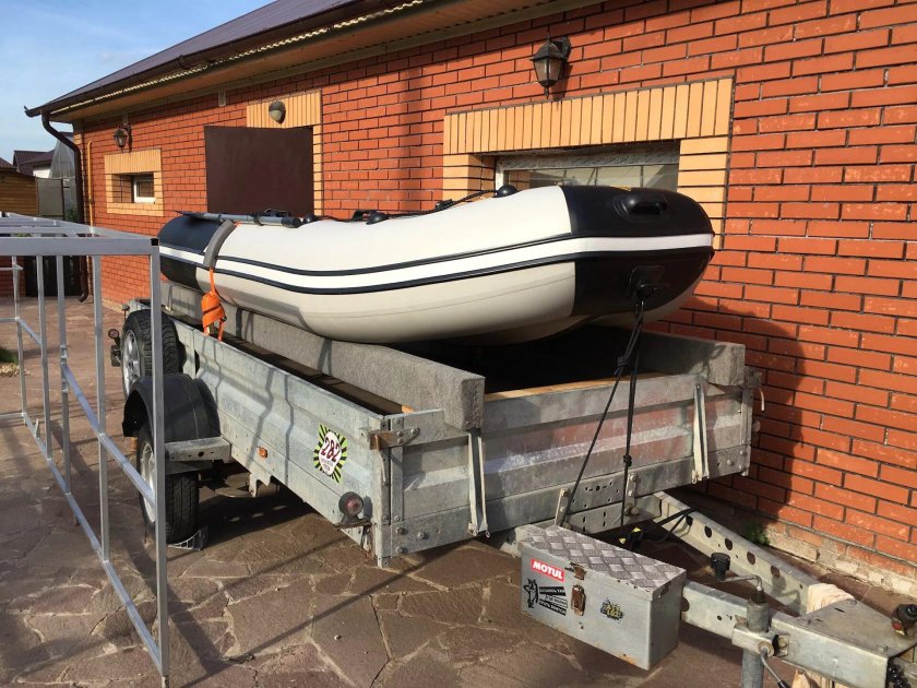 Лодка ПВХ 390 НДНД на прицепе
