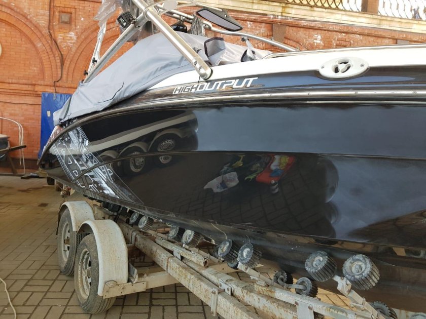 Покрашенный алюминиевый катер