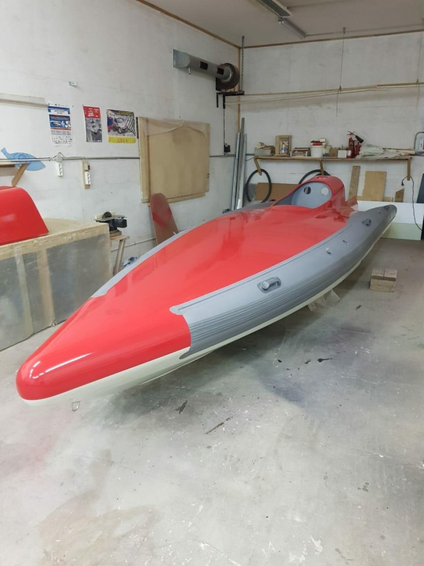 Катер покрашен