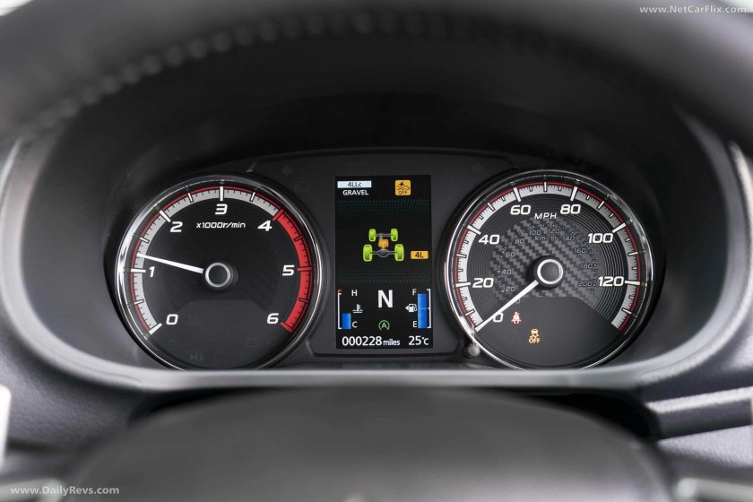 Mitsubishi l200 приборная панель