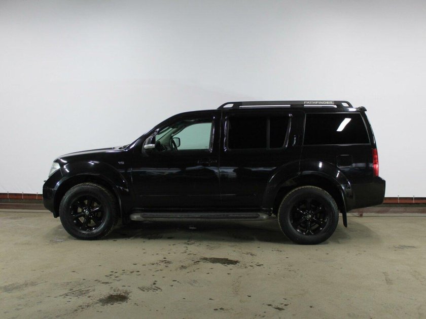 Nissan Pathfinder черный