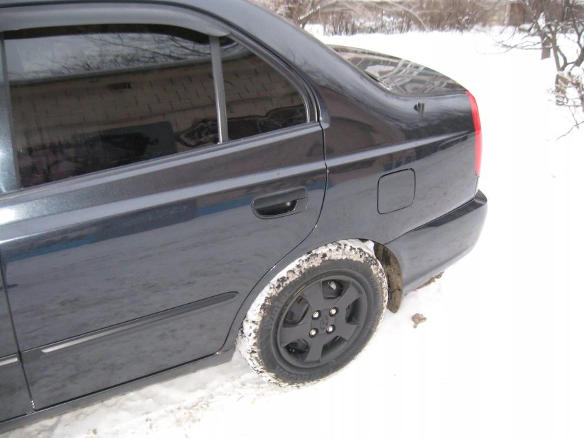 Hyundai Accent на черных колпаках