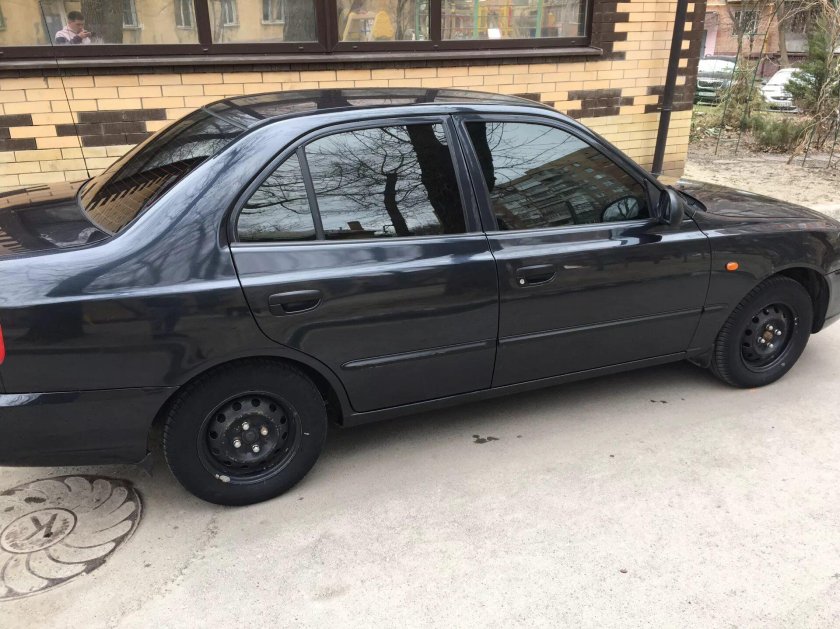 Hyundai Accent 2008 на черных штампах