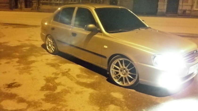 Золотистый Хундай акцент