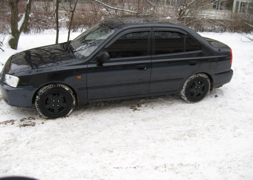 Hyundai Accent на черных колпаках