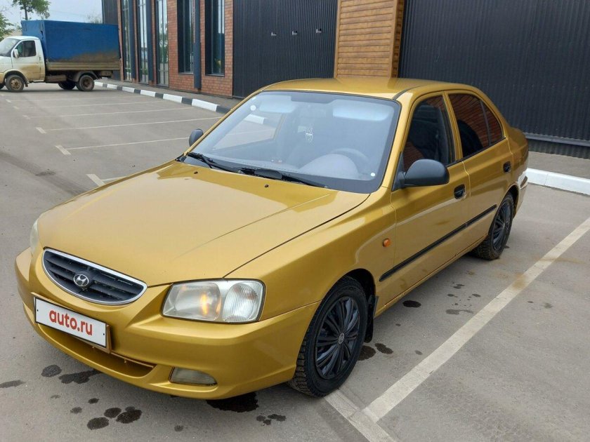 Золотистая Hyundai Accent 2004