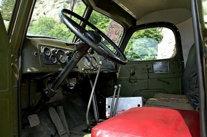 ЗИЛ-157 кабина внутри