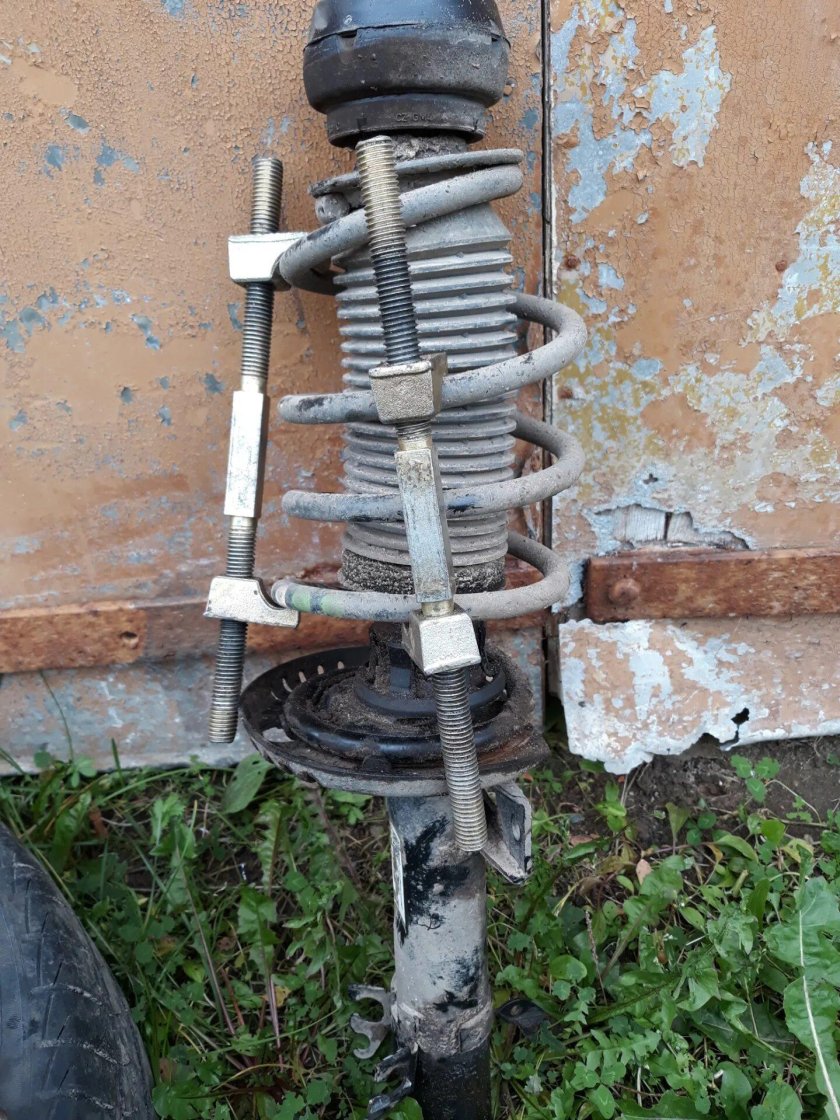 Замена передних амортизаторов