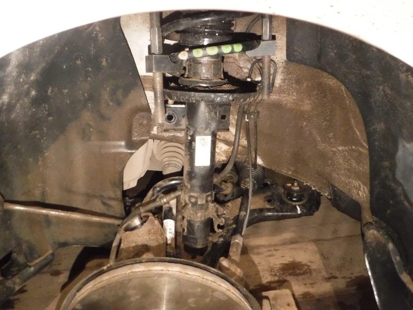 Передняя стойка Шкода Рапид