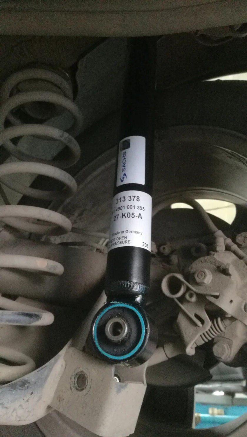 Задний амортизатор Шкода Рапид