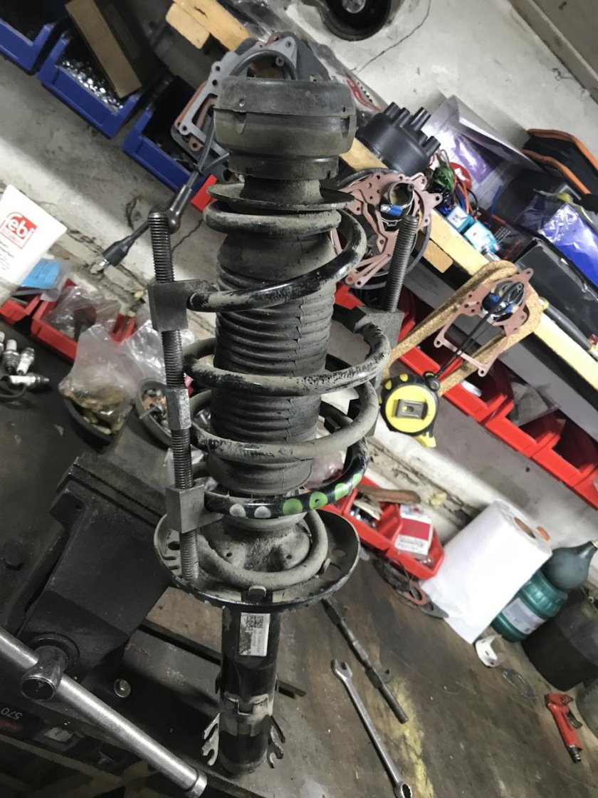 Передняя стойка Шкода Рапид