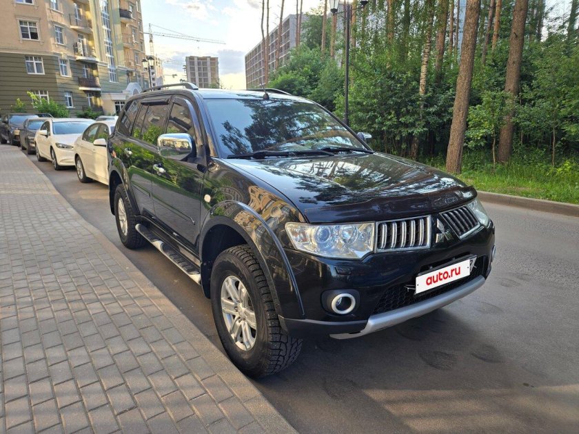 Mitsubishi pajero sport черный 2011