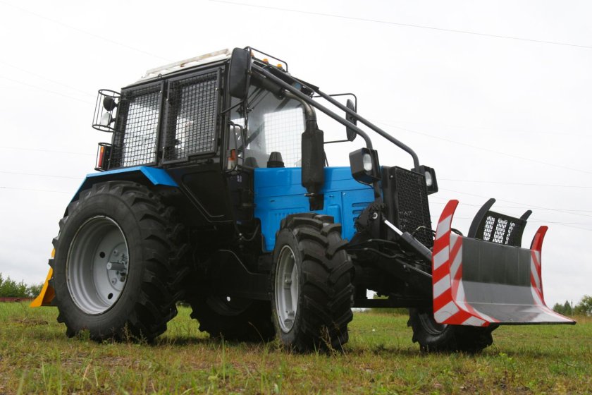 Лесохозяйственный трактор беларус л1221