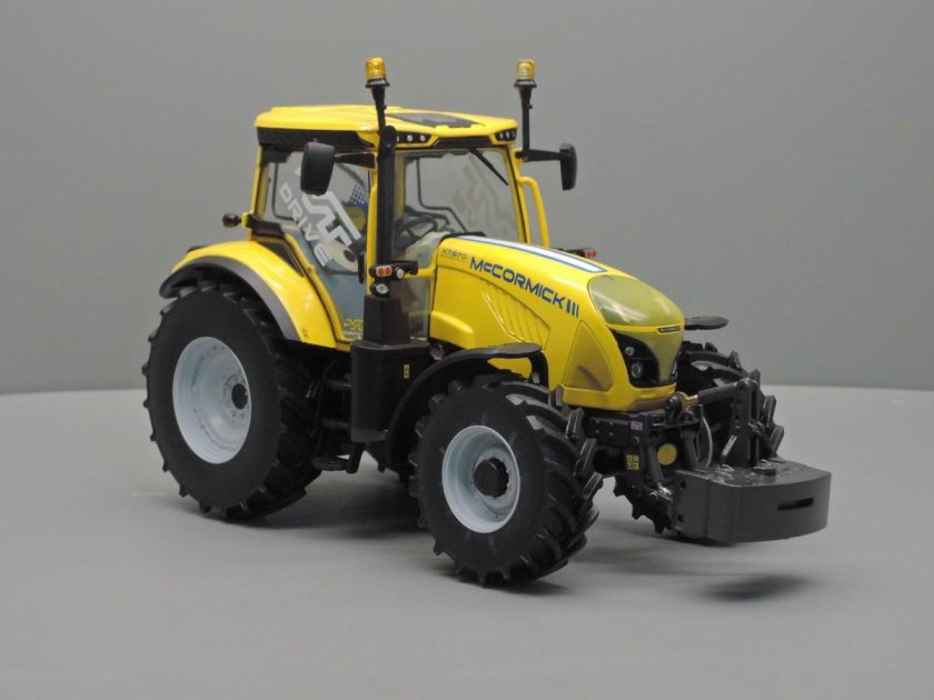 Трактор желтый настоящий