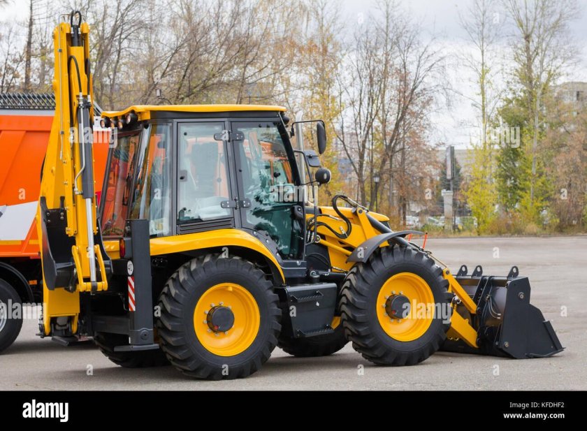 Трактор желтый дорожный