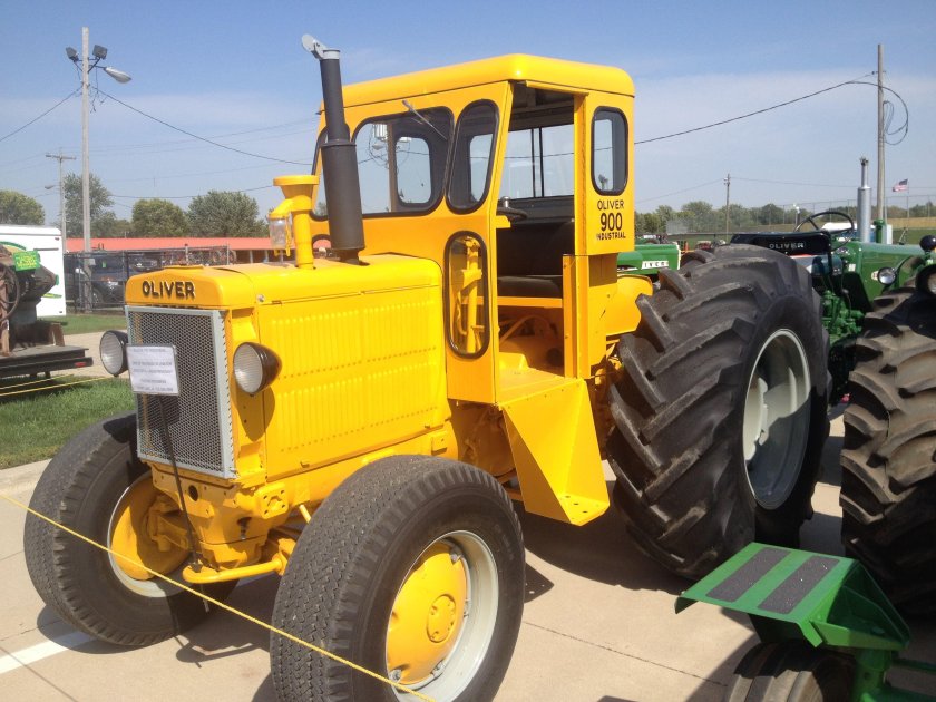 Трактор Oliver