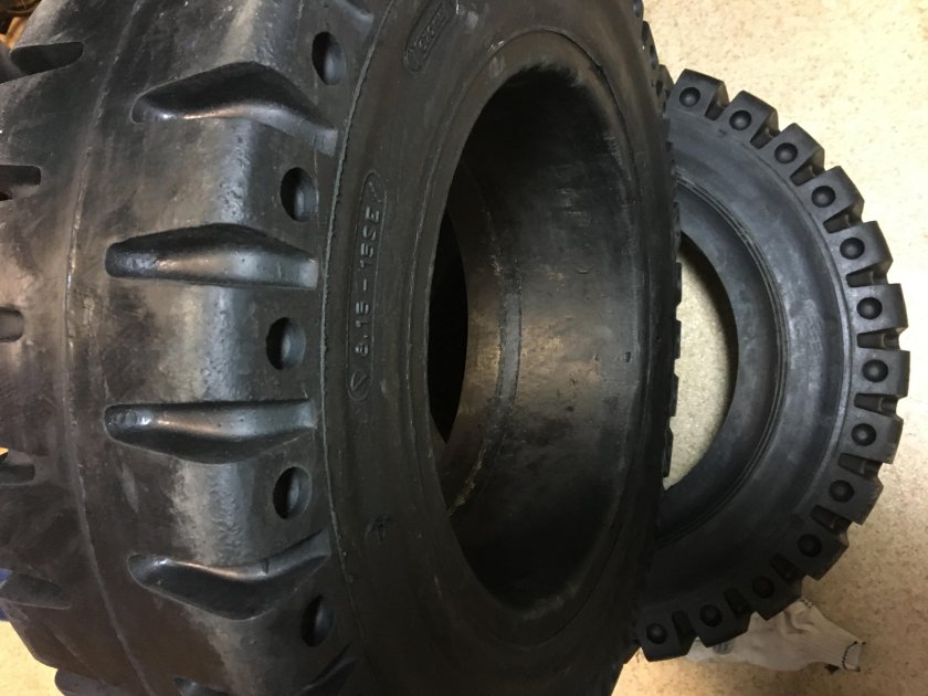 Шина цельнолитая