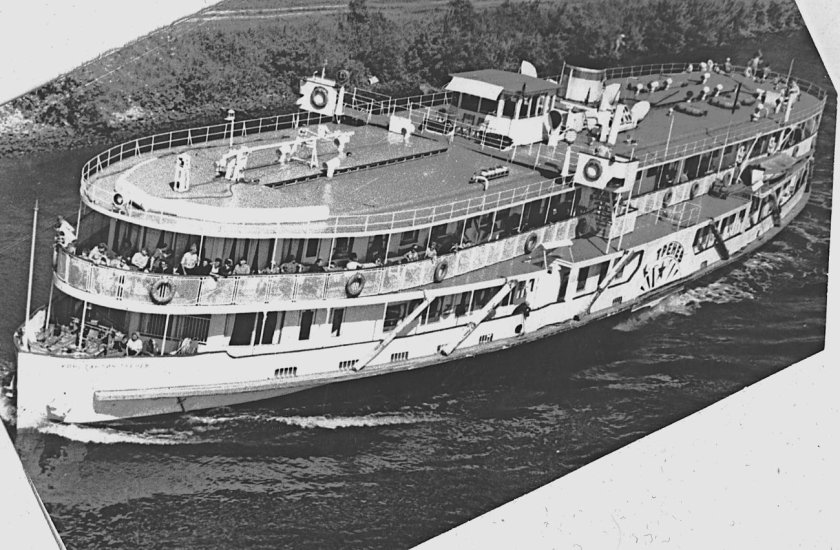 Теплоход Константин Тренев