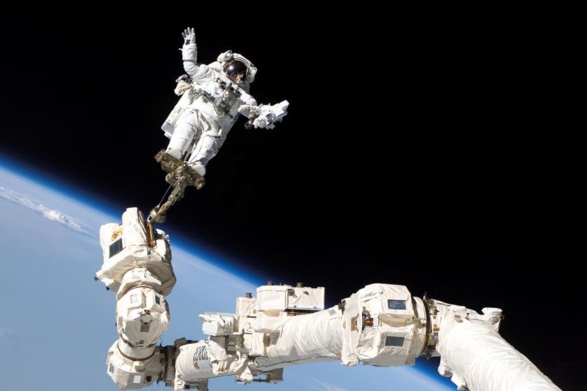 Космонавт в открытом космосе фото