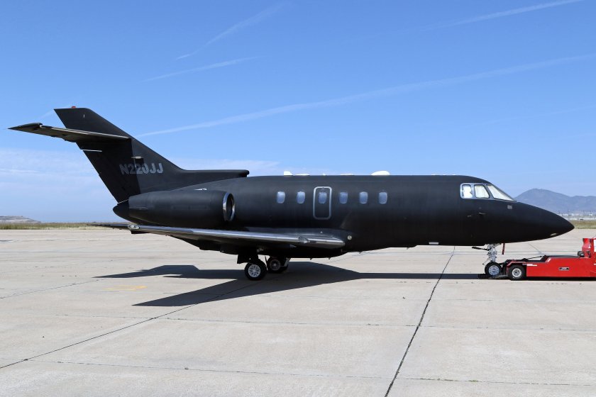 Самолет черный бомбардье