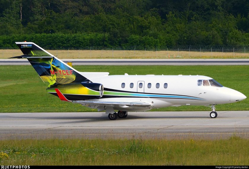 Hawker 700