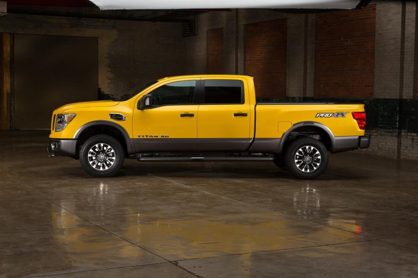 Ниссан Титан 2017 жёлтый