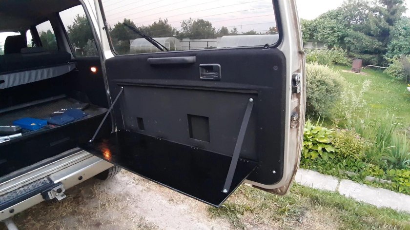 Столик на заднюю дверь УАЗ Патриот