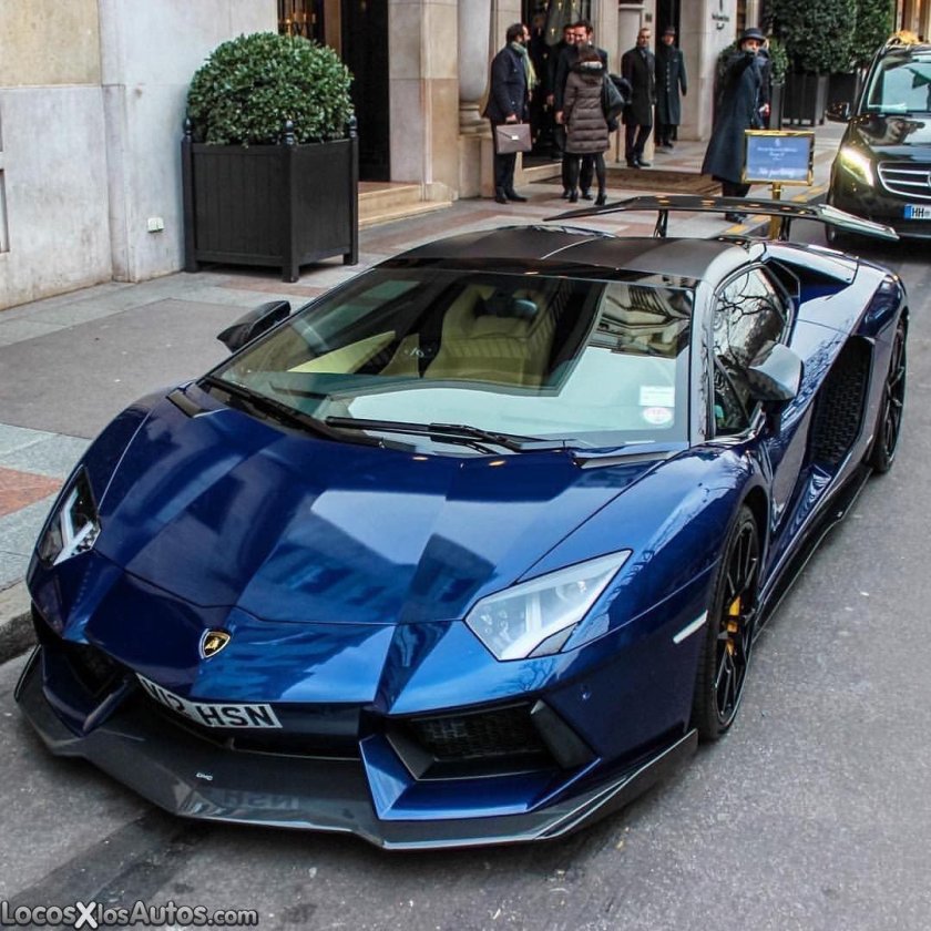 Спорткар Ламборджини авентадор