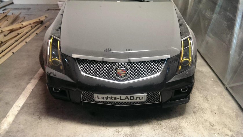 Cadillac CTS 2003 фара