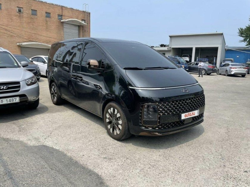 Hyundai Staria черный