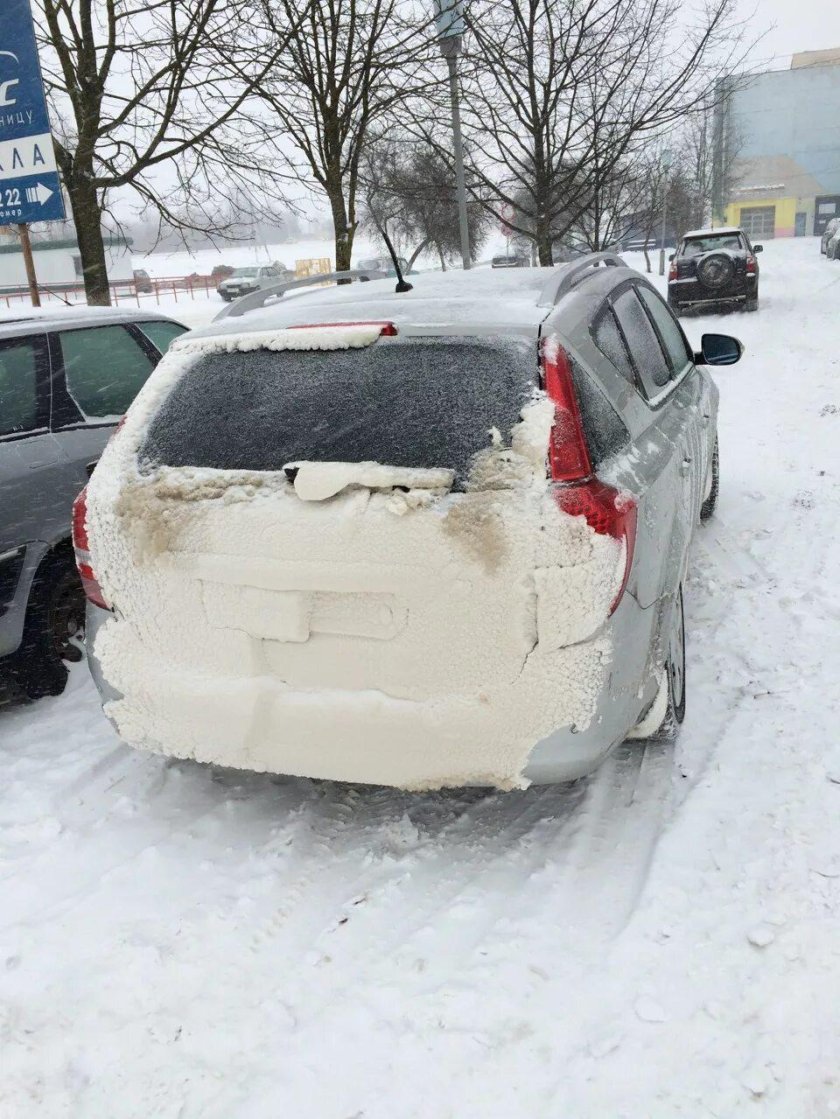 Грязная машина зимой на трассе