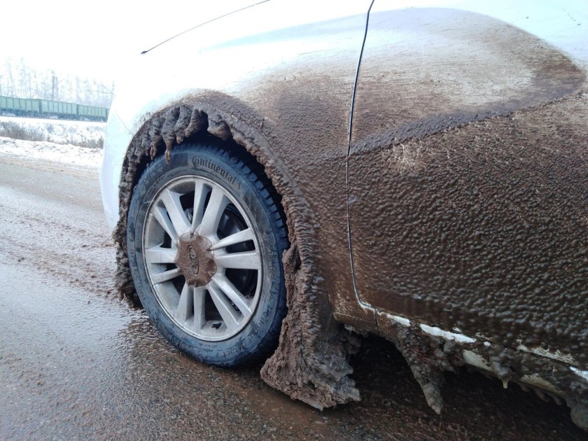 Белый автомобиль зима грязный