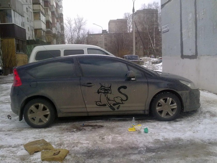 Грязная черная машина