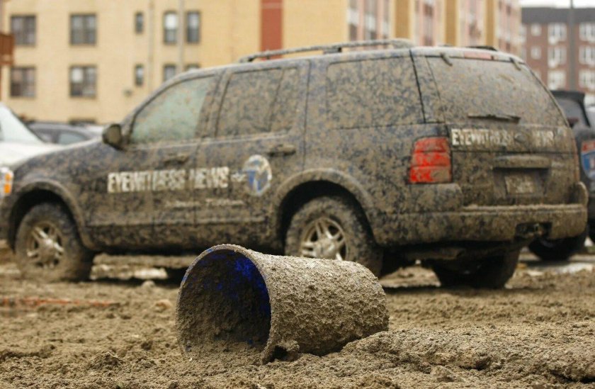 Грязная машина в грязи