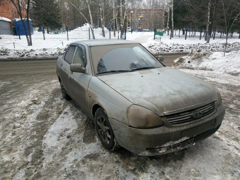 Машина серая грязная