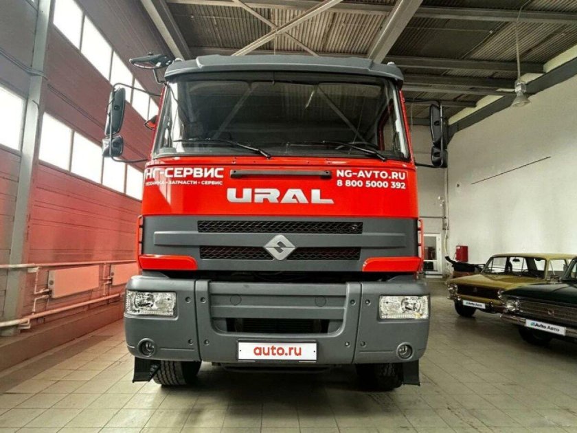 Красный самосвал