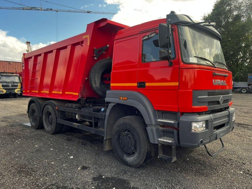 Красный самосвал