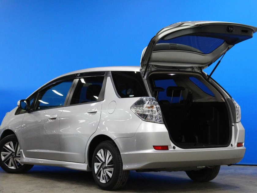 Honda fit shuttle 2011 серый