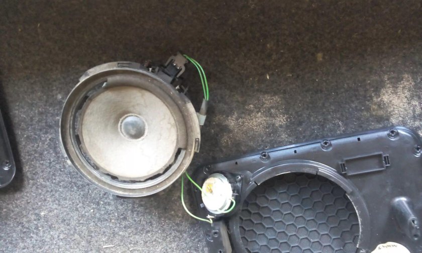 Штатные динамики на Ауди 100 с4