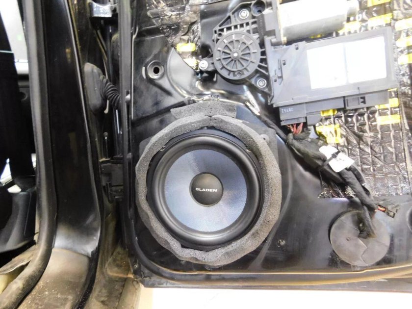 Штатная акустика Ауди 100 с4