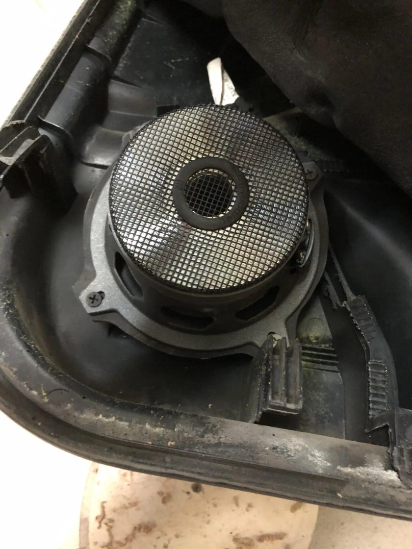 Штатные динамики на Ауди 100 с4