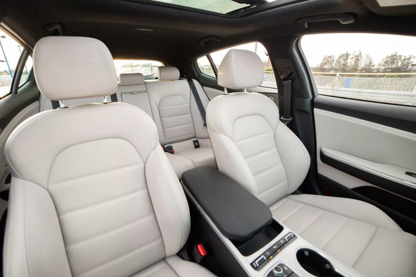 Kia Stinger белый салон
