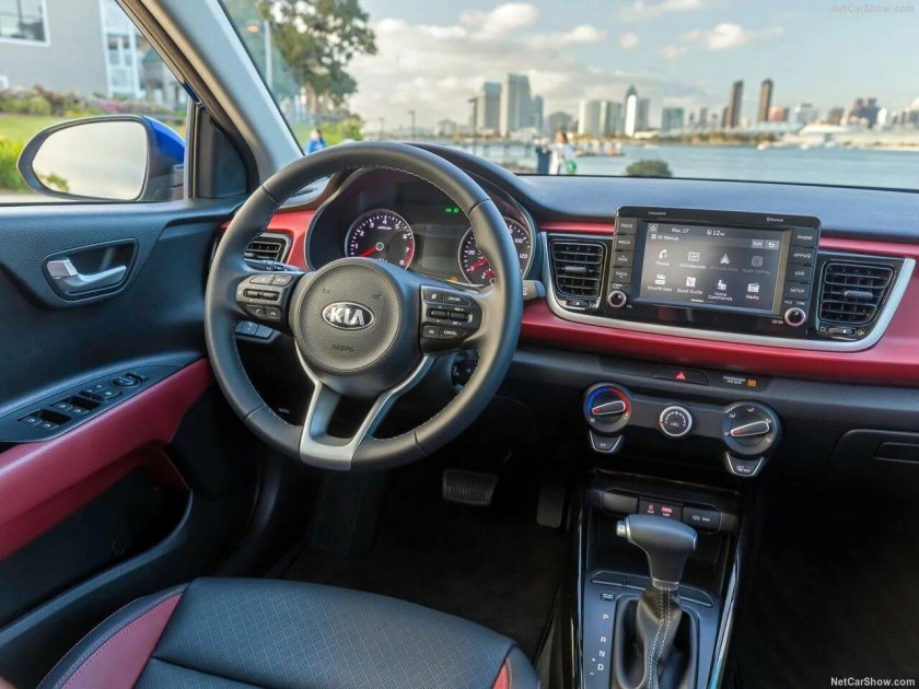Kia Rio 2018 седан салон