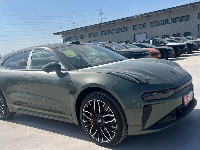 Машина zeekr 001