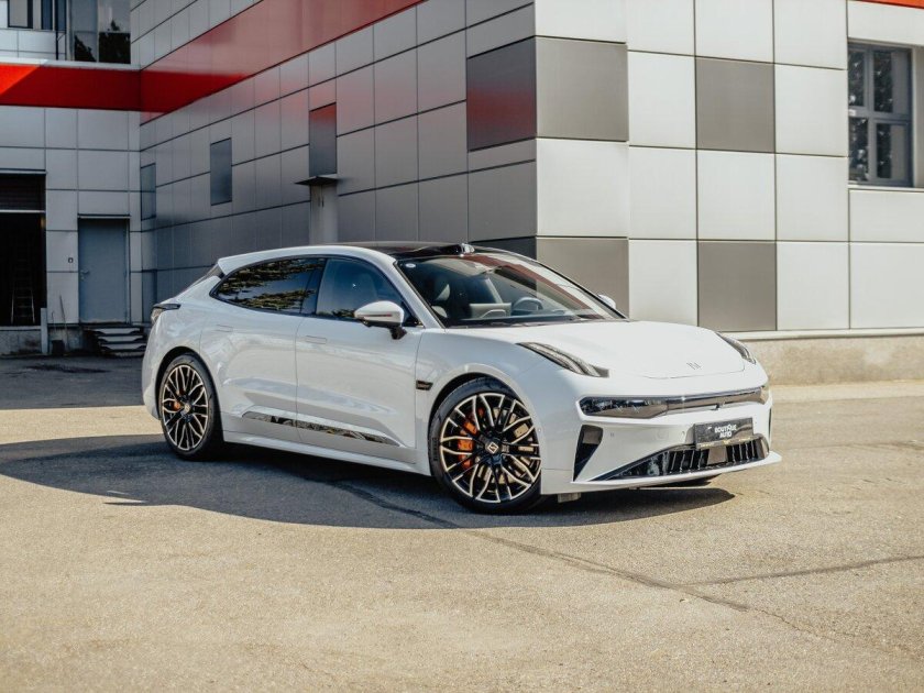 Машина zeekr 001