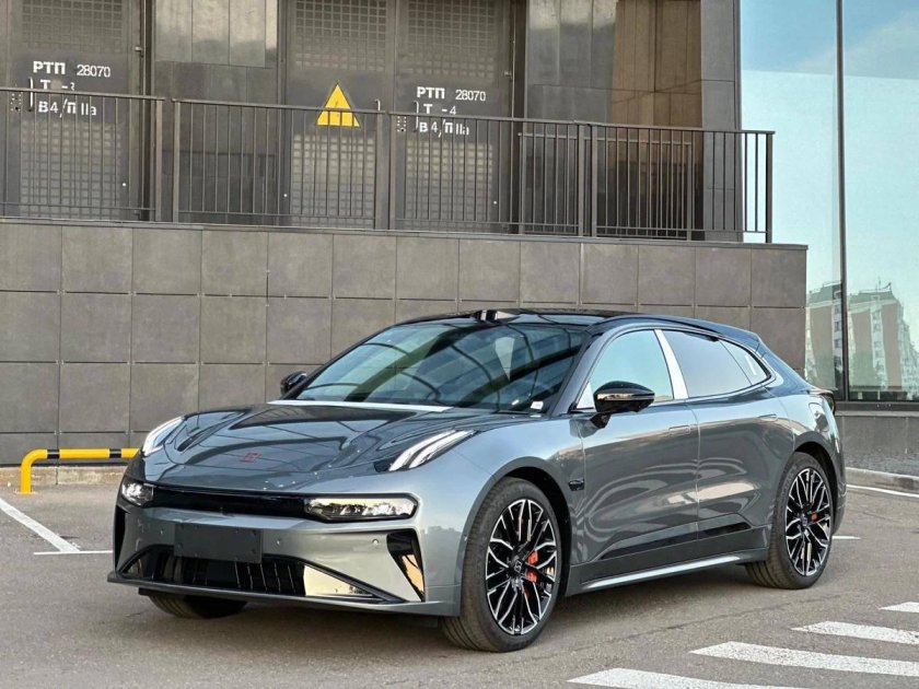 Машина zeekr 001