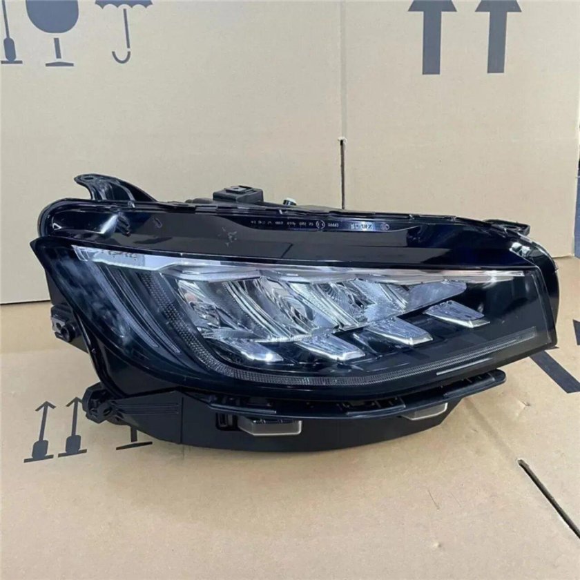 Фара Geely Atlas