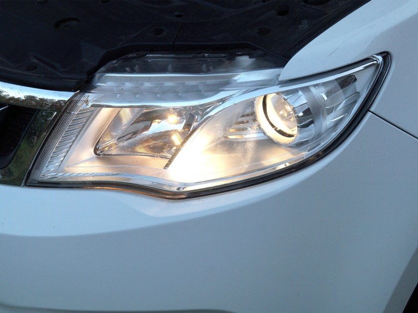 Фара Geely Atlas